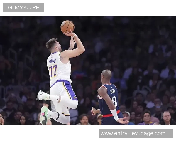 八村塁接替詹姆斯执行赛前仪式却频频失误引发球迷热议